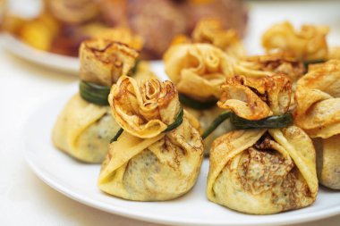 Somon ve krem peynirli Rus gözlemeleri. Tahtaya dereotlu poşetler bağlanmış. Seçici odak