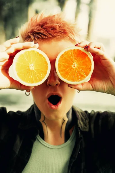 Getatoeëerd Modern Hipster Meisje Met Kort Roze Haar Met Sinaasappels — Stockfoto