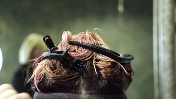 理发师用剪刀把头发剪碎在沙龙里 女人的发型和发型 后续行动 — 图库视频影像