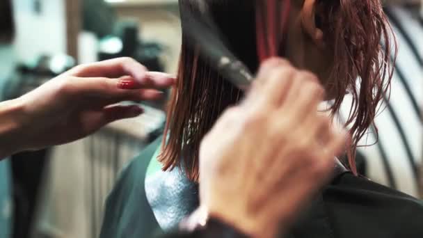 Les Mains Coiffeur Avec Des Ciseaux Coupent Broient Les Cheveux — Video