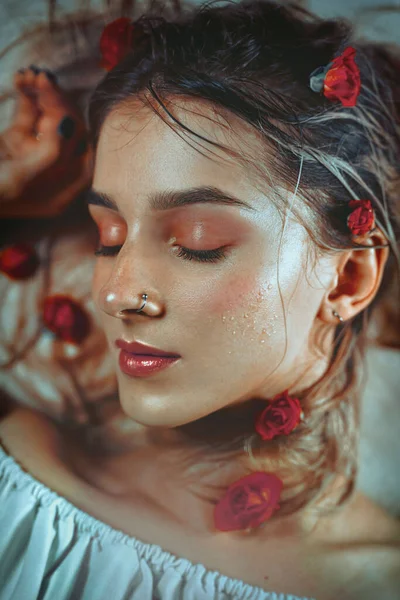 Retrato Una Hermosa Chica Con Los Ojos Cerrados Rosas Pelo — Foto de Stock