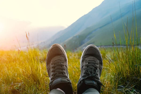 Pies Selfie Zapatillas Deporte Primer Plano Hierba Naturaleza Montañas Fondo — Foto de Stock
