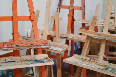 Stüdyo sanat temasında bazı sehpalar duruyor.