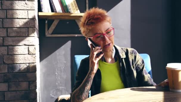 Σύγχρονη Hipster Τατουάζ Κορίτσι Γυαλιά Κοντά Ροζ Μαλλιά Κάθεται Ένα — Αρχείο Βίντεο