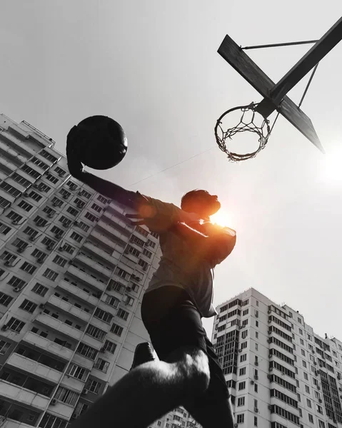 Pelota Callejera Baloncesto Deportista Mete Pelota Ring Hora Del Juego — Foto de Stock