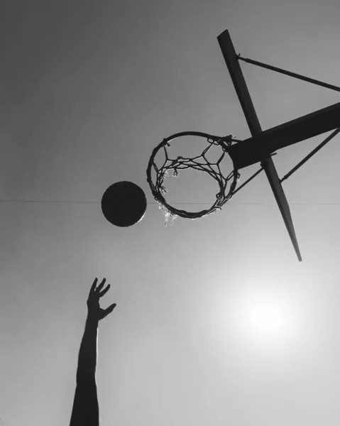 Μπάλα Δρόμου Μπάσκετ Ένα Χέρι Άντρα Βάζει Την Μπάλα Στο — Φωτογραφία Αρχείου