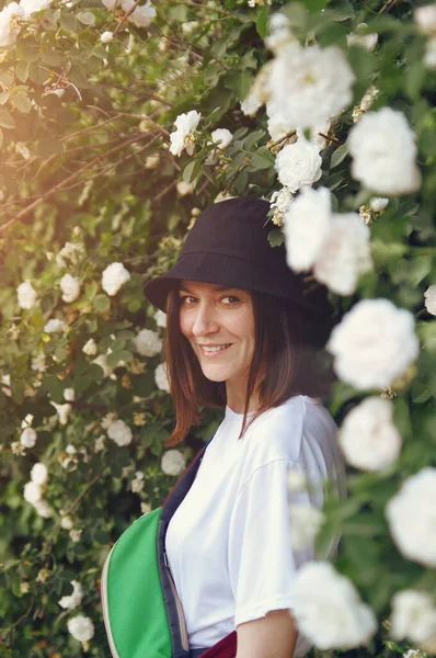 Una Hermosa Chica Morena Con Sombrero Sonríe Para Los Rosales — Foto de Stock