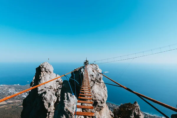 Uma Ponte Articulada Alta Nas Montanhas Crimeia Petri Mar Fundo Fotografias De Stock Royalty-Free