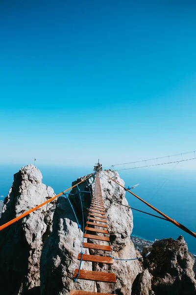 Uma Ponte Articulada Alta Nas Montanhas Crimeia Petri Mar Fundo Fotografia De Stock