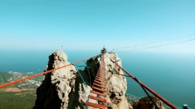 Kırım Ai-Petri dağlarında menteşeli bir köprü. Arka plandaki deniz.