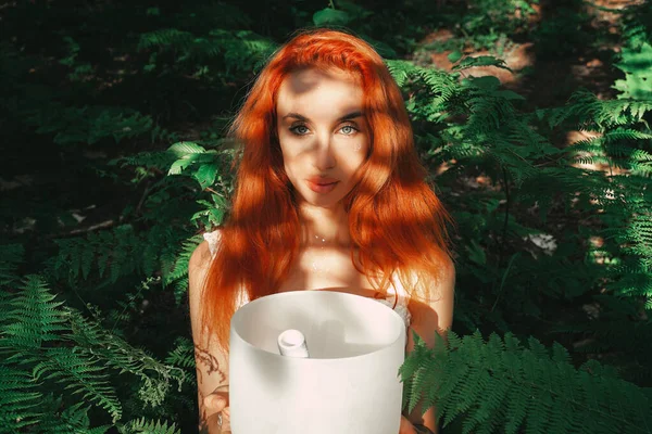Piękna Rudowłosa Dziewczyna Trzymająca Krystalicznie Biały Kwarc Lesie Muzyka Duchowa — Zdjęcie stockowe