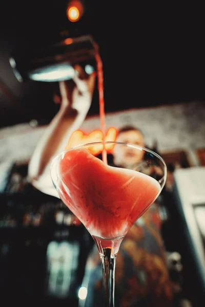 Barmen Bardaki Bardan Pembe Kokteyl Dolduruyor — Stok fotoğraf