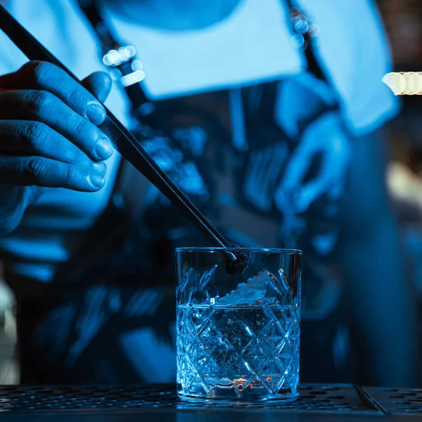Barmen Elleri Koyu Mavi Arka Planda Kokteyl Süsler — Stok fotoğraf