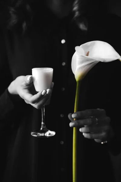 Ženské Ruce Držící Bílé Lilie Calla Květiny Elegantní Sklo Bílým — Stock fotografie