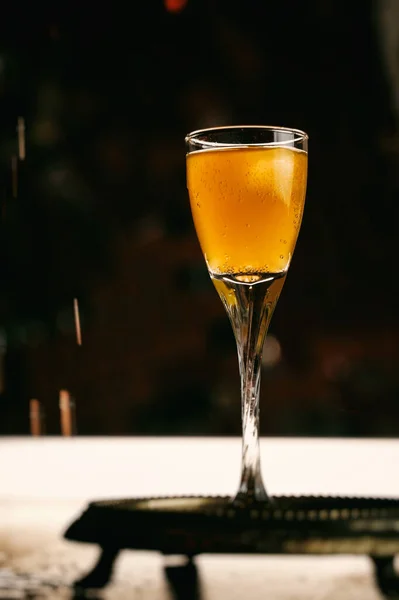 玻璃杯里放着多汁的橙黄色的甜酒 竖直照片 — 图库照片