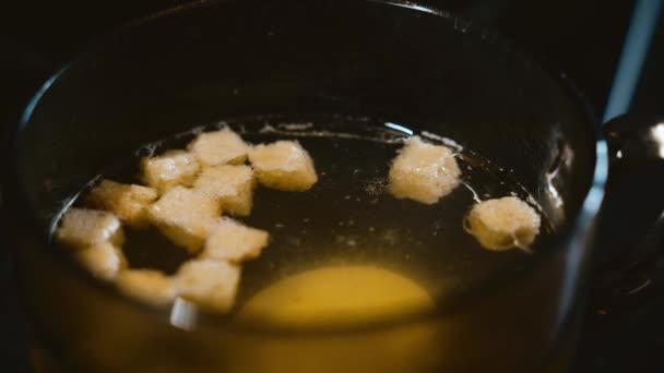 Bulion Kurczaka Jajkiem Okruszkami Chleba Dietetyczne Jedzenie Zupa Podczas Choroby — Wideo stockowe