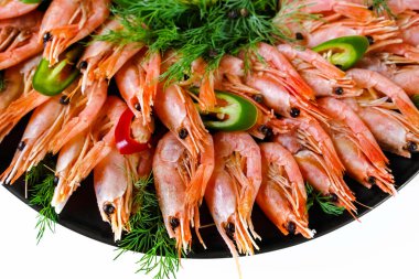 Haşlanmış karides ve şifalı otlar. Deniz ürünleri. Kapatın.