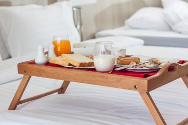 İçinde tepsi yatakta kahvaltı