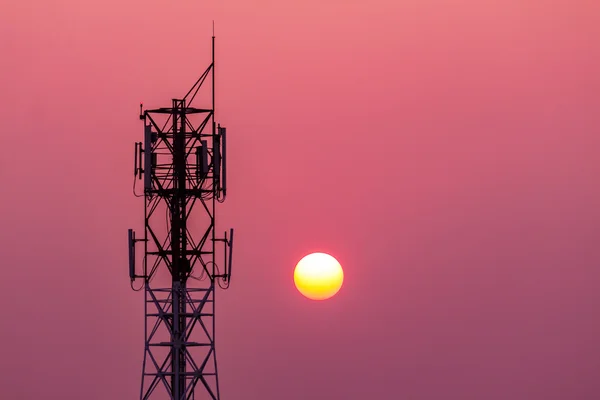 Σιλουέτα της sunse επικοινωνίας towerwith — Φωτογραφία Αρχείου