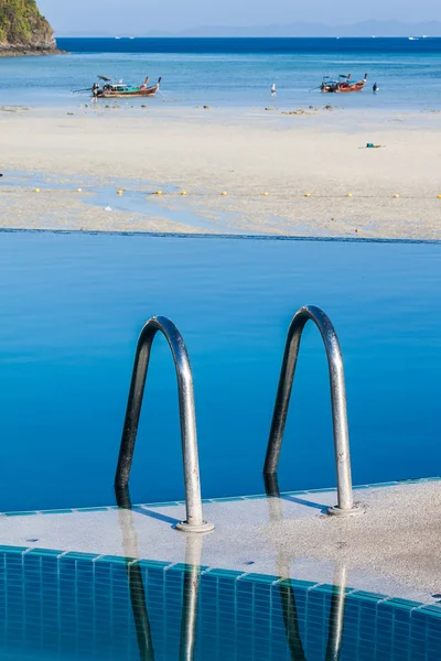 푸른 하늘 수영장의 defocus — 스톡 사진