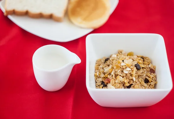 Leckeres Und Gesundes Vollkornmüsli Weißer Schüssel Mit Einer Tasse Milch — Stockfoto