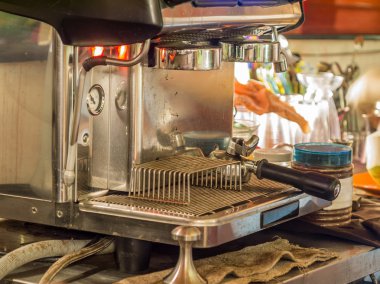 Kafedeki kahve makinesini kapat.