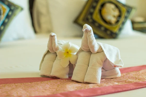 Serviette Pliée Forme Éléphant Avec Fleur Plumeria Sur Lit — Photo