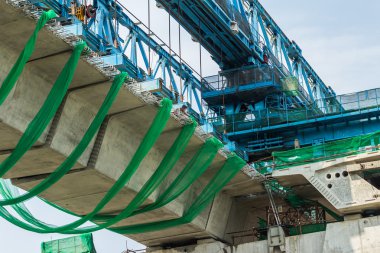 Köprü kirişi ereksiyon makine otoyol inşaat alanında Tayland