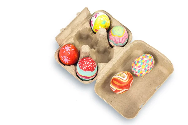 Hamuru kutusunda beyaz arka plan üzerinde renkli Paskalya yortusu yumurta — Stok fotoğraf