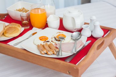 Kahvaltı yatakta tepsisinde ayarla