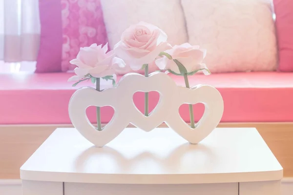 Flor rosa rosa artificial en jarrón en forma de corazón — Foto de Stock