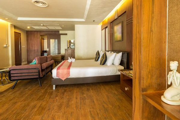 现代风格的客厅里包括泰国的度假村的床 — 图库照片