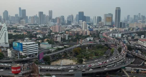 交通と都市バンコク タイでの夜のタイムラプス日 — ストック動画