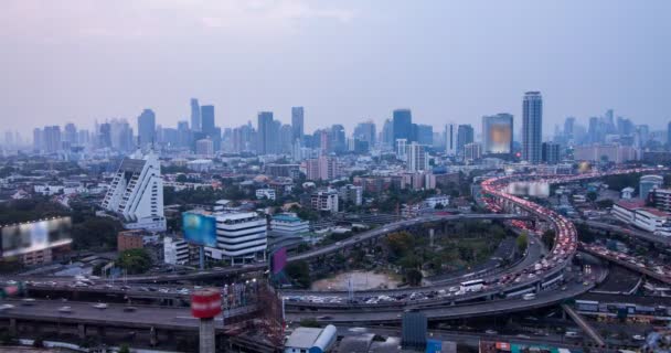 交通と都市バンコク タイでの夜のタイムラプス日 — ストック動画