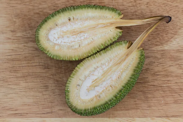 쪼개진된 미 숙 jackfruit — 스톡 사진