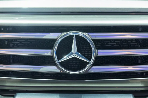 Mercedes-Benz Logo at front grill of G350d — Stock Photo, Image