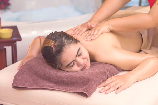 Mulher asiática tendo massagem e spa — Fotografia de Stock