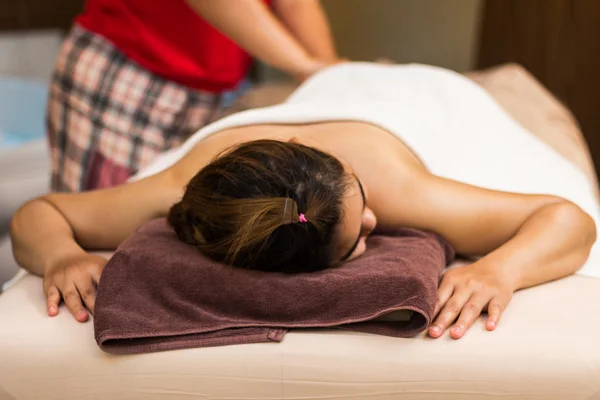 Mulher asiática tendo massagem e spa — Fotografia de Stock