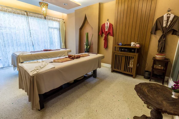 Bir spa salonda masaj odası — Stok fotoğraf