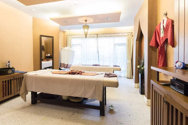 Sala massaggi in un salone spa — Foto Stock