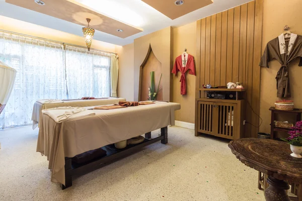 Bir spa salonda masaj odası — Stok fotoğraf