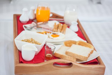 Kahvaltı ahşap tepsi içinde ayarla