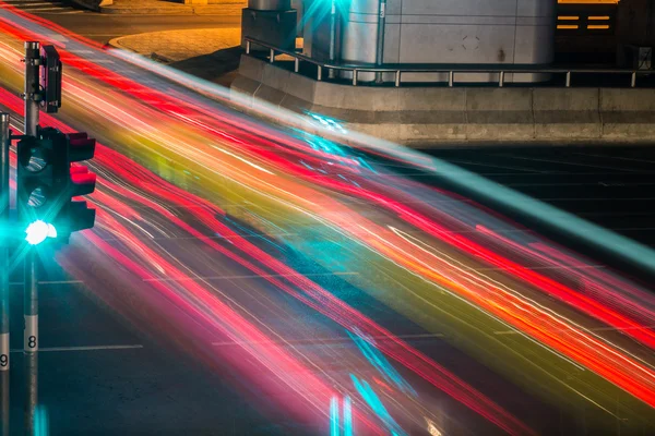 Długich ekspozycji na światło prowadzenia samochodu na drodze w nocy — Zdjęcie stockowe