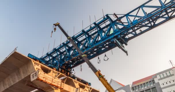 Timelapse Uitdrukkelijke Wijze Bouwplaats Terwijl Bridge Ligger Erectie Machine Werkend — Stockvideo