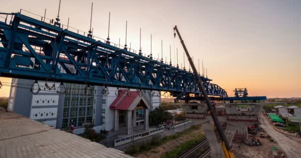 Timelapse 天夜在快车道施工现场 而桥梁架设机工作的道路交通在曼谷 — 图库视频影像