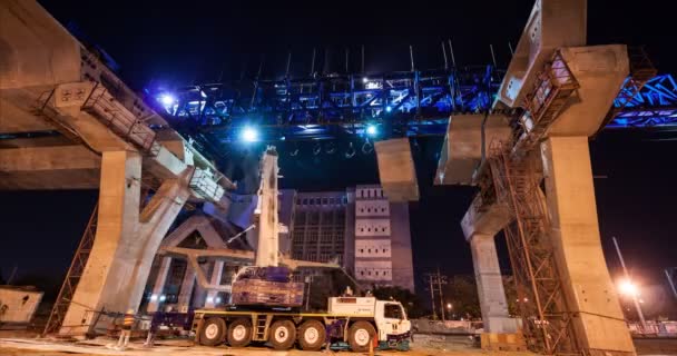 Timelapse Expresa Sitio Construcción Manera Mientras Que Máquina Erección Viga — Vídeo de stock