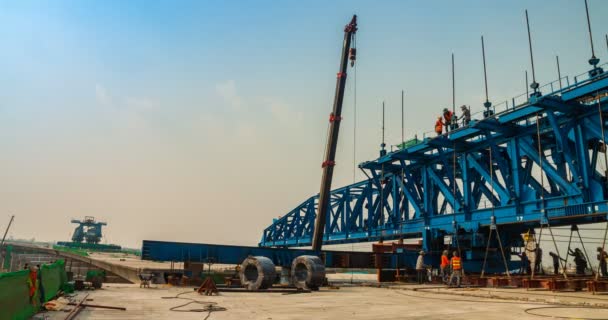 Timelapse Bridge Machine Érection Poutres Travaillant Sur Site Construction Voie — Video