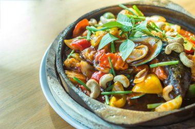 Tatlı ve ekşi soslu kızarmış deniz ürünleri ile kaşu somun