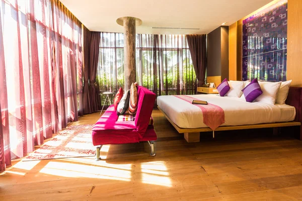 Estilo moderno de sala de estar con cama mientras la luz del sol pasa a través —  Fotos de Stock