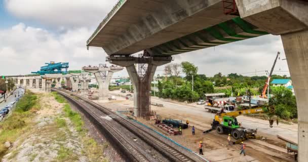 橋梁建設機械作業中の高速道路建設現場でタイムラプス — ストック動画